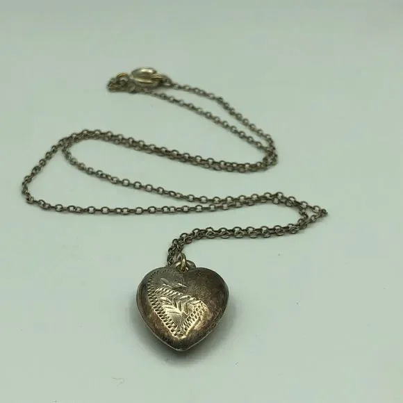 VINTAGE SILVER Puffed Heart Foliage Etch Pendant Necklace on Chain Retro Kitsch - Picture 4 of 16
